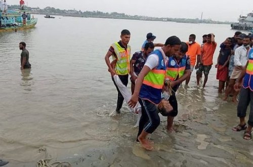 В Бангладеш лодка столкнулась с баржей, есть погибшие - ФОТО