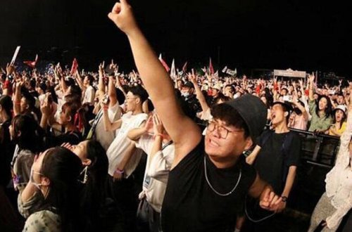 Dünyanı virusa yoluxdurub, özləri belə əylənirlər - FOTO