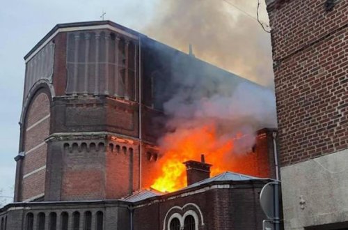 Fransada kilsədə güclü yanğın olub - VİDEO