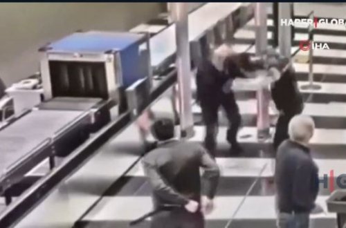 Hava limanında təhlükəsizlik yoxlanışından keçmək istəməyən sərnişin mühafizəçiyə hücum etdi - VİDEO
