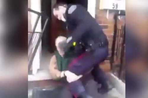 Kanada polisindən DƏHŞƏTLİ ƏMƏL: Qoca kişini yumruqlayıb... - VİDEO