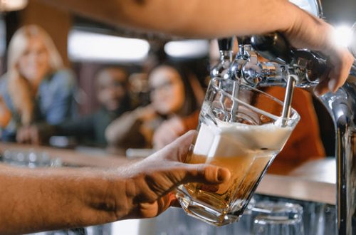 Губернатор Нью-Джерси предлагает пиво за вакцинацию от коронавируса