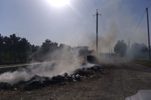 Улица в абшеронском поселке утопает в мусоре, который не вывозят, а просто сжигают - ФОТО