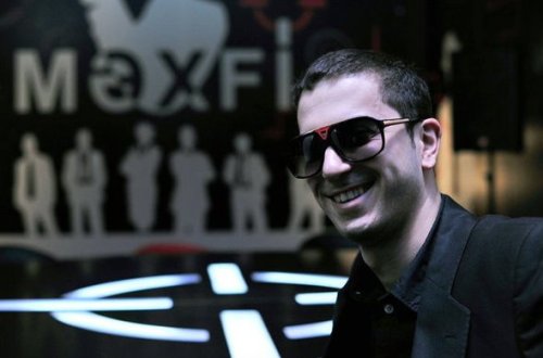 Yerli televiziyanın məşhur siması rumıniyalı müğənninin prodüseri oldu - VİDEO