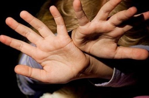 12 yaşlı məktəbli 9 yaşlını zorladı - Tükürpədici olay