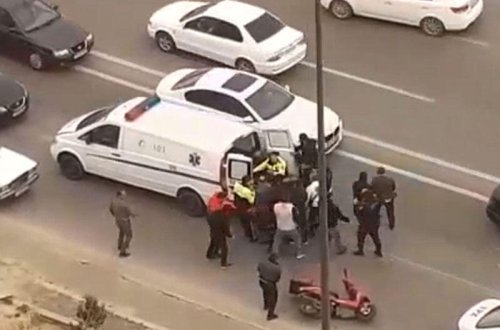 Bakıda külək motosikleti aşırıb, sürücü xəsarət alıb - VİDEO