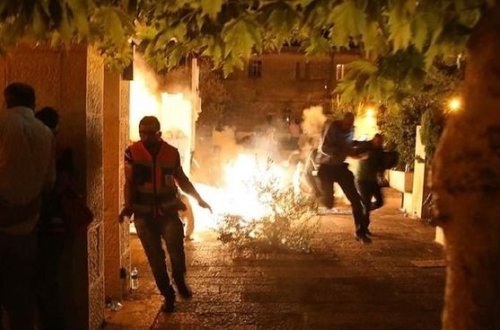 İsrail polisi ilə fələstinli gənclər arasında qarşıdurma: Yüzlərlə yaralı var - VİDEO