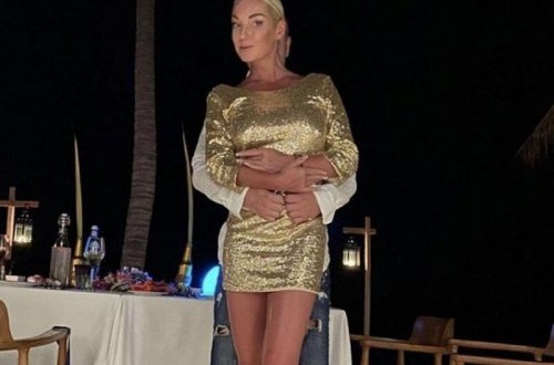 Məşhur model bikinidə 