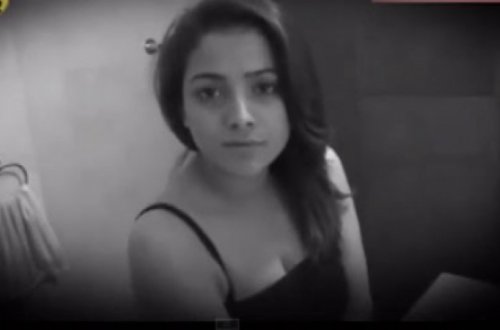 Hamamda soyunub kameraya çəkən qız GÖRÜN KİM İMİŞ - FOTO