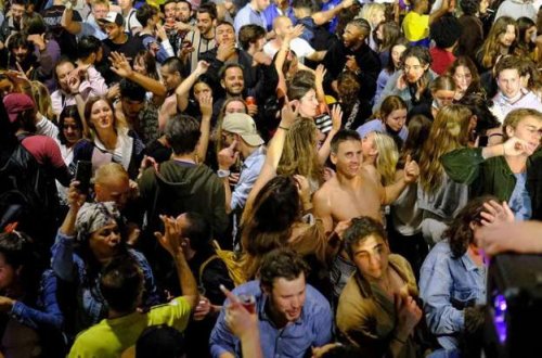 Karantin bitdi, yüzlərlə insan küçələrə maskasız AXIN ETDİ - FOTO