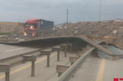 Güclü küləyin fəsadları: Bakı-Qazax yolu bağlandı - Fotolar