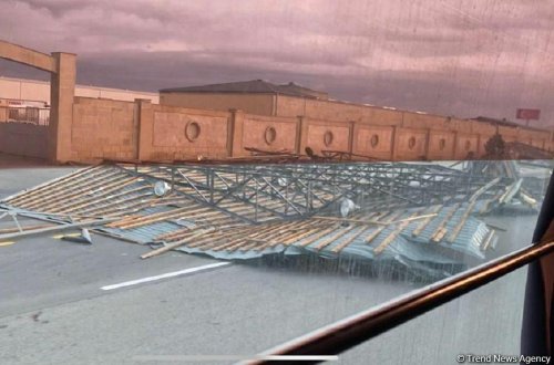 Güclü külək mülki obyektlərin damını uçurdu - FOTO