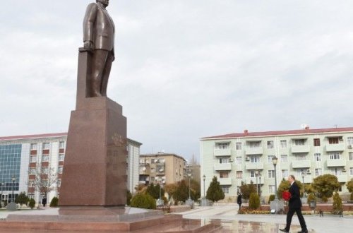 Prezident Naxçıvanda Heydər Əliyevin abidəsini ziyarət etdi