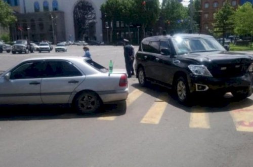 Paşinyanın kortejində qəza oldu: Xəsarət alanlar var