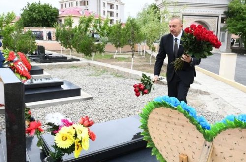 İlham Əliyev Naxçıvanda Vətən müharibəsi şəhidlərinin məzarlarını ziyarət etdi - FOTO