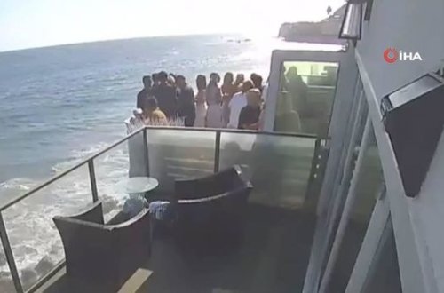 ABŞ-da bir malikanənin dənizə tərəf olan eyvanı çökdü: Ağır xəsarət alanlar var - VİDEO