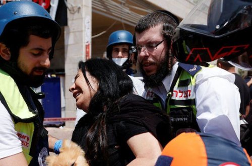 İsrailin Aşkelon şəhəri raket atəşinə məruz qalıb: Ölənlər var - FOTO