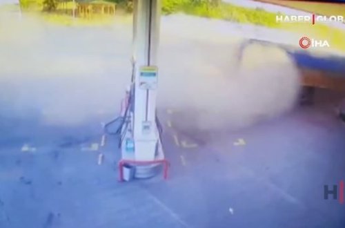 Türkiyədə qoşqulu yük avtomobili yanacaqdoldurma məntəqəsinə çırpıldı – VİDEO