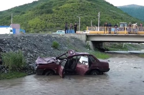 Balakəndə at qəzaya səbəb oldu - VİDEO