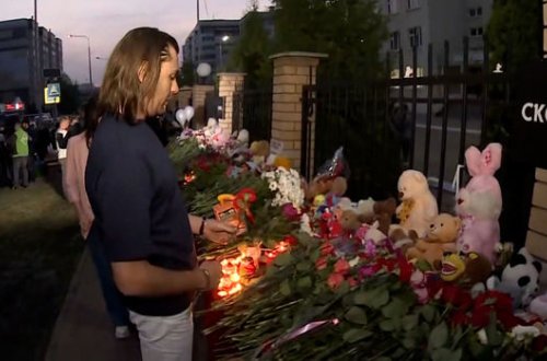 Kazanda qətliamda ölən məktəblilərin xatirəsi anılır - VİDEO