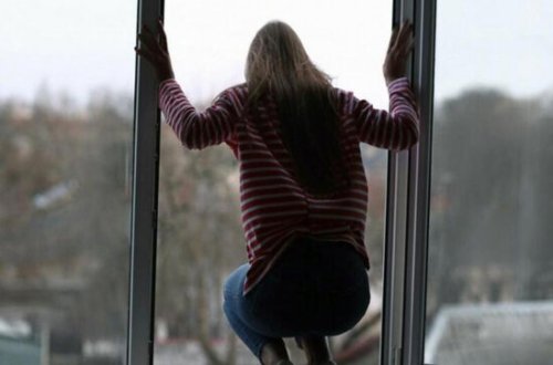 Qadın 3-cü mərtəbədən YIXILDI