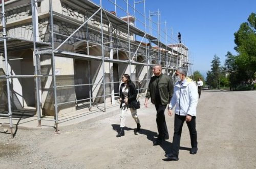 Prezident İlham Əliyev Şuşa Rəsm Qalereyasında görülən işlərlə tanış olub - FOTO