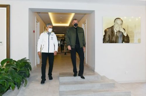 Dövlət başçısı “Xarı Bülbül” otelinin nəzdindəki korpusda və kotteclərdə yaradılan şəraitlə tanış olub