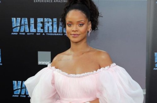 Rihanna görünüşü ilə pərəstişkarlarını heyrətləndirdi – FOTO