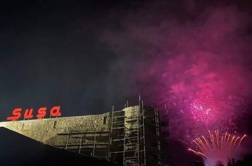 Армяне из Ханкенди делились в соцсетях кадрами салюта в Шуше - ВИДЕО