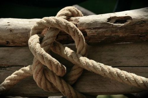 Biləsuvarda bir uşaq anası özünü tövlədən asdı