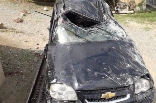 Göygöldə qəza törədən avtomobilə baxan sürücü maşını aşırdı