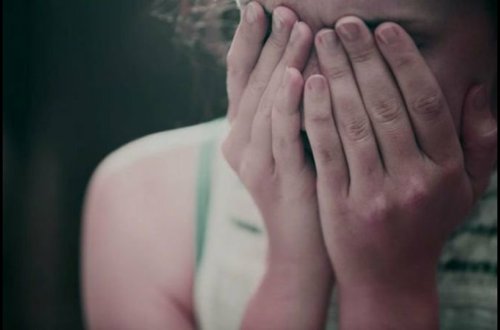 4 yeniyetmə 15 yaşlı qızı zorladı - VİDEO