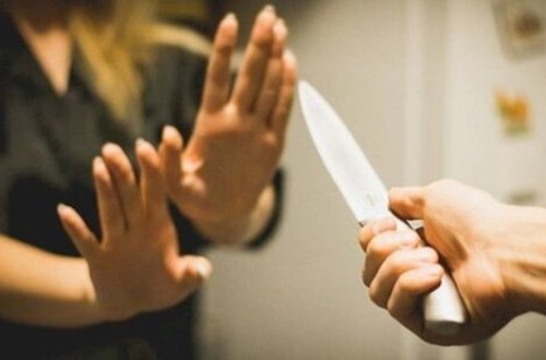 Sevdiyi qızı universitet müəllimi ilə tutdu, hər ikisini doğradı