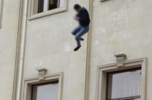 Bakıda 32 yaşlı oğlan özünü binadan atdı