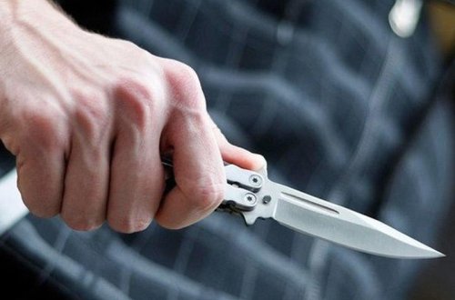 Bakıda gənc boğazından bıçaqlanıb