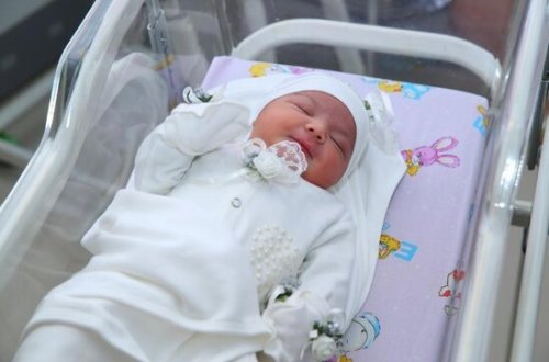 Azərbaycanda ŞOK: Həkimlər qızı olan anaya oğlan uşağı verib yola saldılar - FOTO