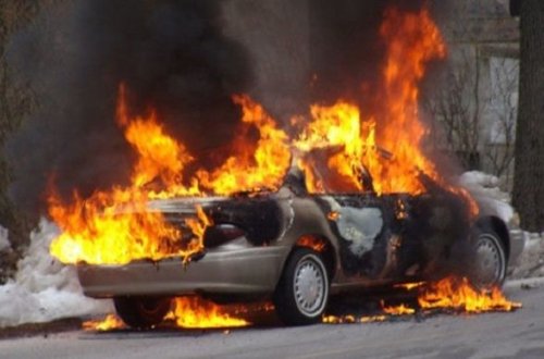 Bakıda avtomobil yanıb