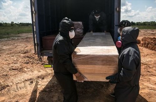 Daha bir ölkədə koronavirus dəhşəti: İnsanlar ölənləri həyətlərində dəfn edirlər