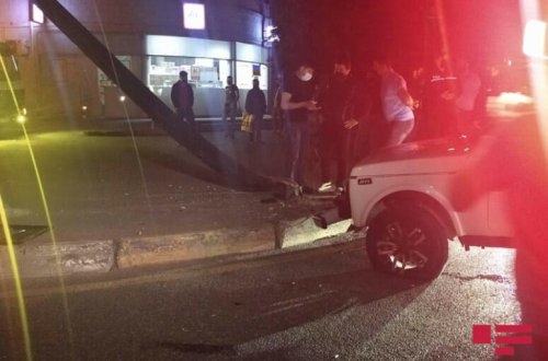 Gecə ağır qəza: “NİVA” sürücüsü idarəetməni itirdi, dirəyə çırpıldı - FOTO