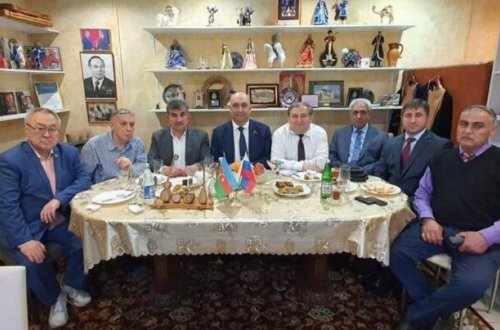 Nizami Gəncəvinin şərəfinə “Bakılı balasıyam” ifa etdirib, “Xəmsə”ni yedilər - Moskvada / FOTO/VİDEO