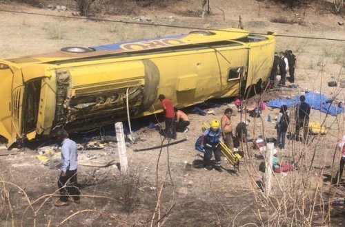 Meksikada sərnişin altı nəfərin ölümünə səbəb oldu - FOTO