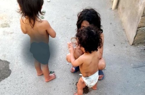 Azərbaycanda ana dörd uşağını küçədə saxlayır? - İDDİA