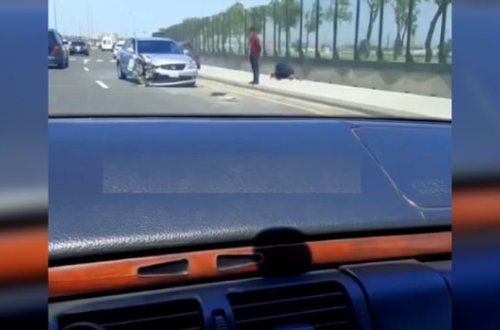 Bakıda ağır qəzadan xilas olan sürücü küçədə namaz qıldı - VİDEO