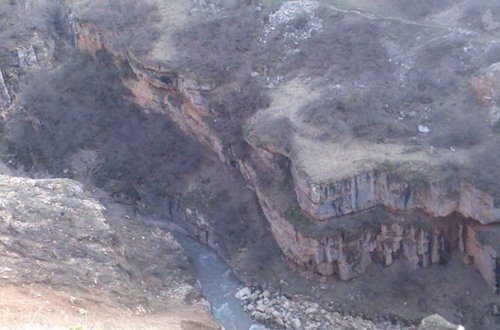 Qubada iki qardaş qayalıqdan çaya yıxıldı, biri öldü