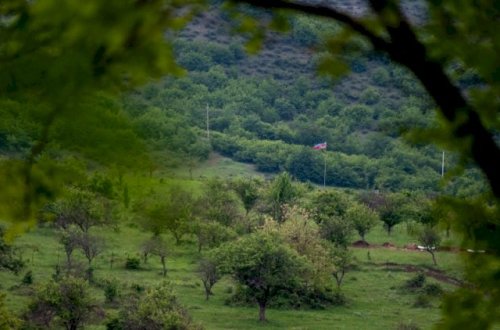 Azərbaycan əsgəri Xocavənddəki erməniləri “separatçı bayrağı”nı çıxarmağa məcbur etdi