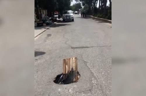 Bakıda qeyri-adi “bərpa” üsulu: Çuxuru yeşiklə doldurdular - VİDEO