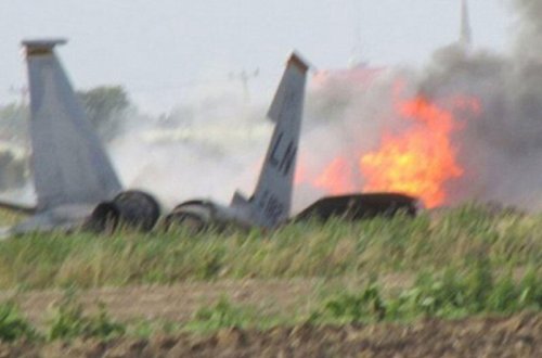 Belarusda hərbi təyyarə evə çırpılıb - Ölən var