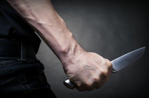 Bakıda gənc oğlan orta məktəbdə bıçaqlandı