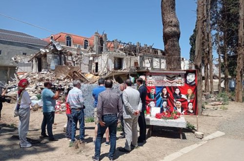 Fransalı jurnalistlər Gəncədə Ermənistanın atəşə tutduğu ərazidə olub - FOTO