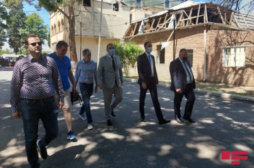 Французские журналисты посетили территорию в Гяндже, подвергшуюся обстрелу со стороны Армении - ФОТО